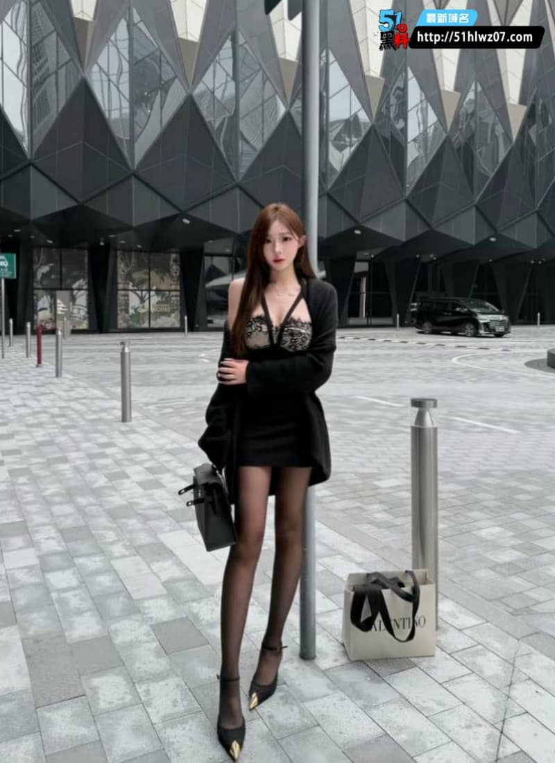 黑丝嫩妹豪车私密玩法，高脚杯接精细节太顶 车内诱惑