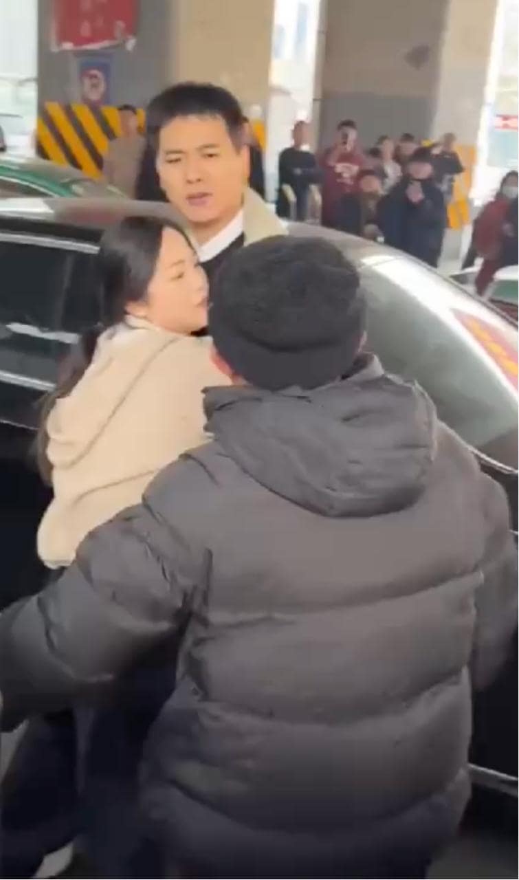 郑州奔驰哥出轨现场流出丨原配被按头打路人大爷怒怼渣男 完整视频在线播放