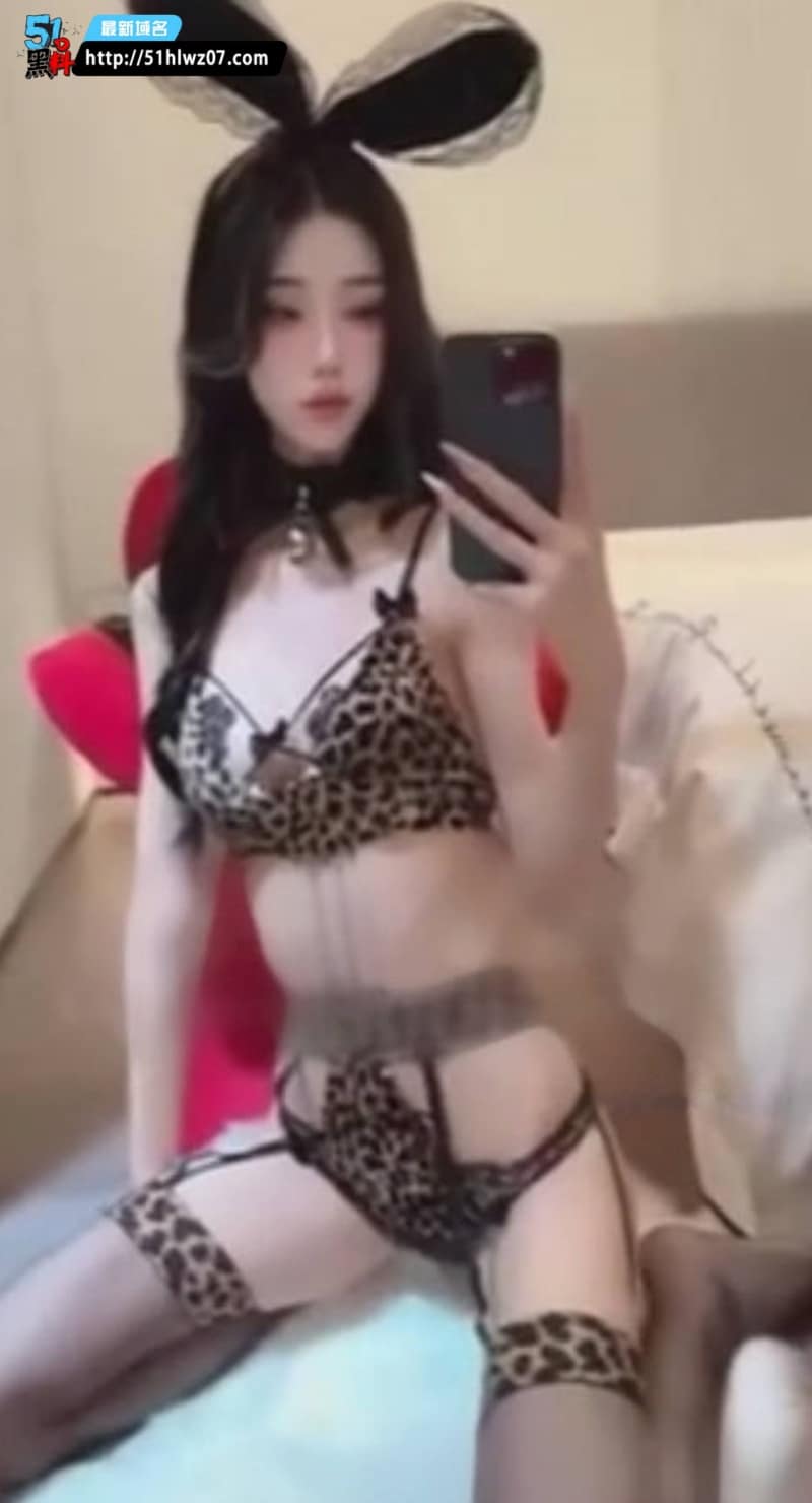 猫梨梨黑白女仆装黑丝开裆诱惑巨乳翘臀反差撩人到失控 福利