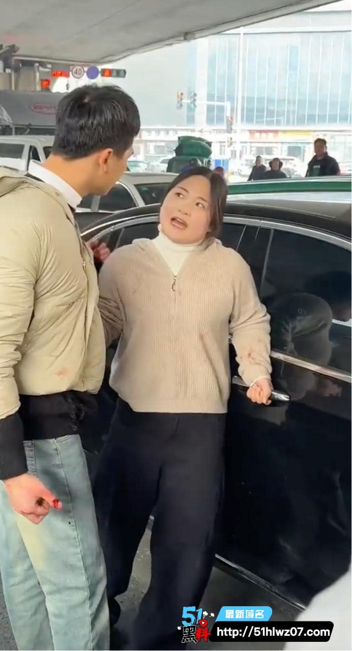 郑州奔驰哥出轨现场流出丨原配被按头打路人大爷怒怼渣男 渣男打老婆