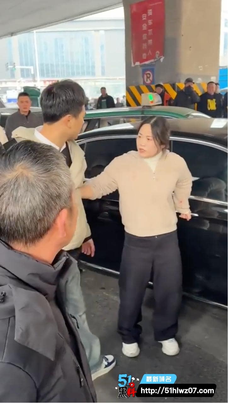 郑州奔驰哥出轨现场流出丨原配被按头打路人大爷怒怼渣男 郑州爆料