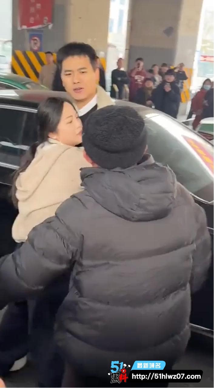 郑州奔驰哥出轨现场流出丨原配被按头打路人大爷怒怼渣男 街头冲突
