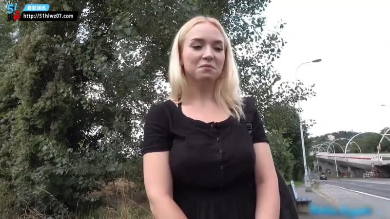 捷克金发巨乳美女被钞能力搭讪直接进隧道深喉后入被干到浪叫