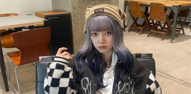 餐馆撒尿门女子私下太野，当众撩裙脱裤蹲地小便，顾客都被恶心到了