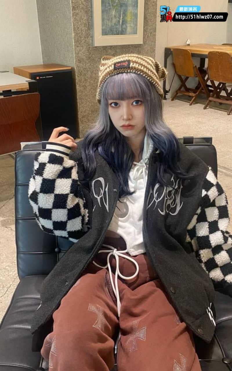 餐馆撒尿门女子私下太野，当众撩裙脱裤蹲地小便，顾客都被恶心到了 餐厅监控爆料