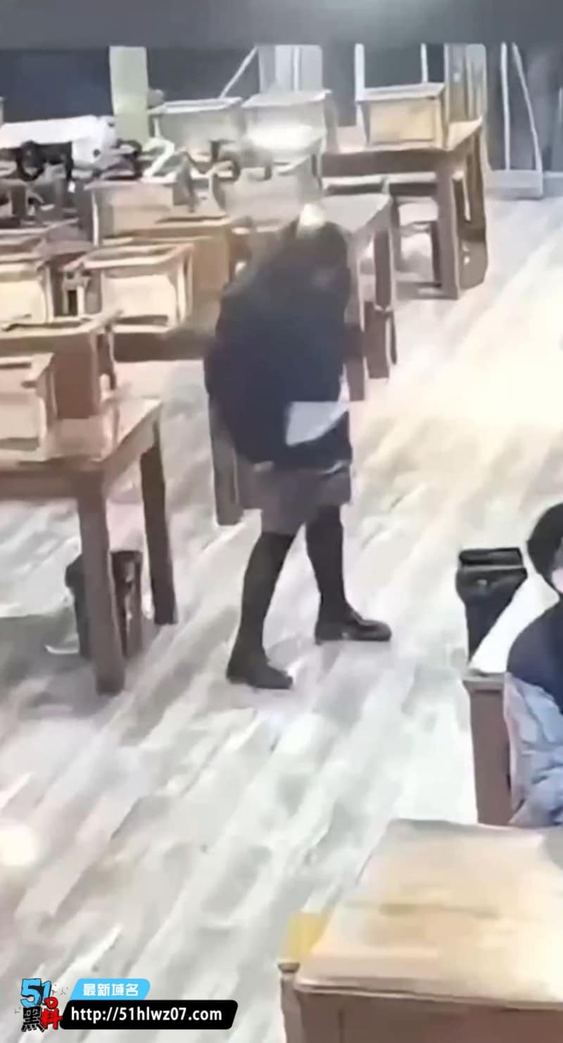 餐馆撒尿门女子私下太野，当众撩裙脱裤蹲地小便，顾客都被恶心到了 吃瓜