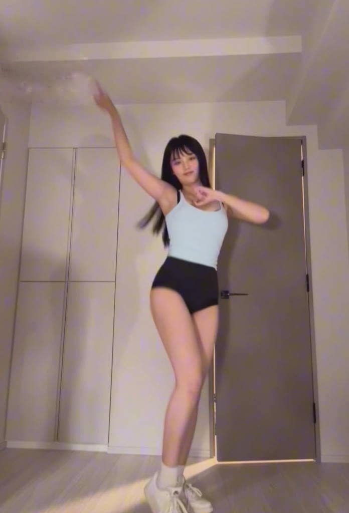 玉米707岁末VIP舞流出,开裆热舞巨乳狂晃反差感太强 完整视频在线播放