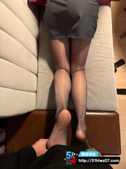 徐艺雯看着像个端庄少妇，私下穿黑丝勾搭上司被玩得太浪 福利视频
