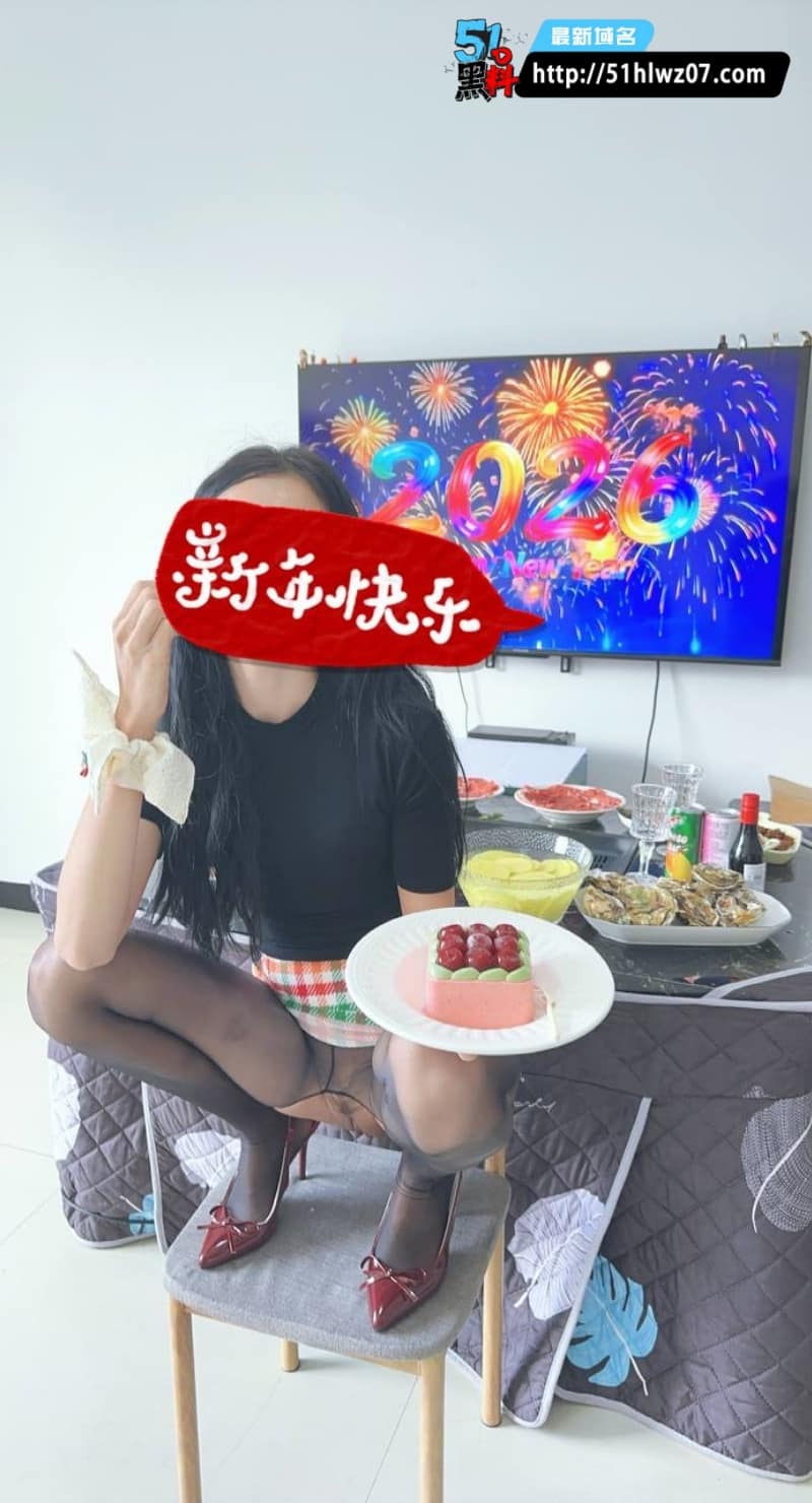 小姨子跨年夜诱惑姐夫丨草莓筷子玩出花样丝袜被射满白浊 草莓诱惑