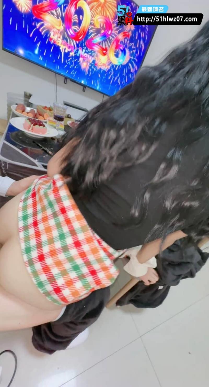 小姨子跨年夜诱惑姐夫丨草莓筷子玩出花样丝袜被射满白浊 爆料