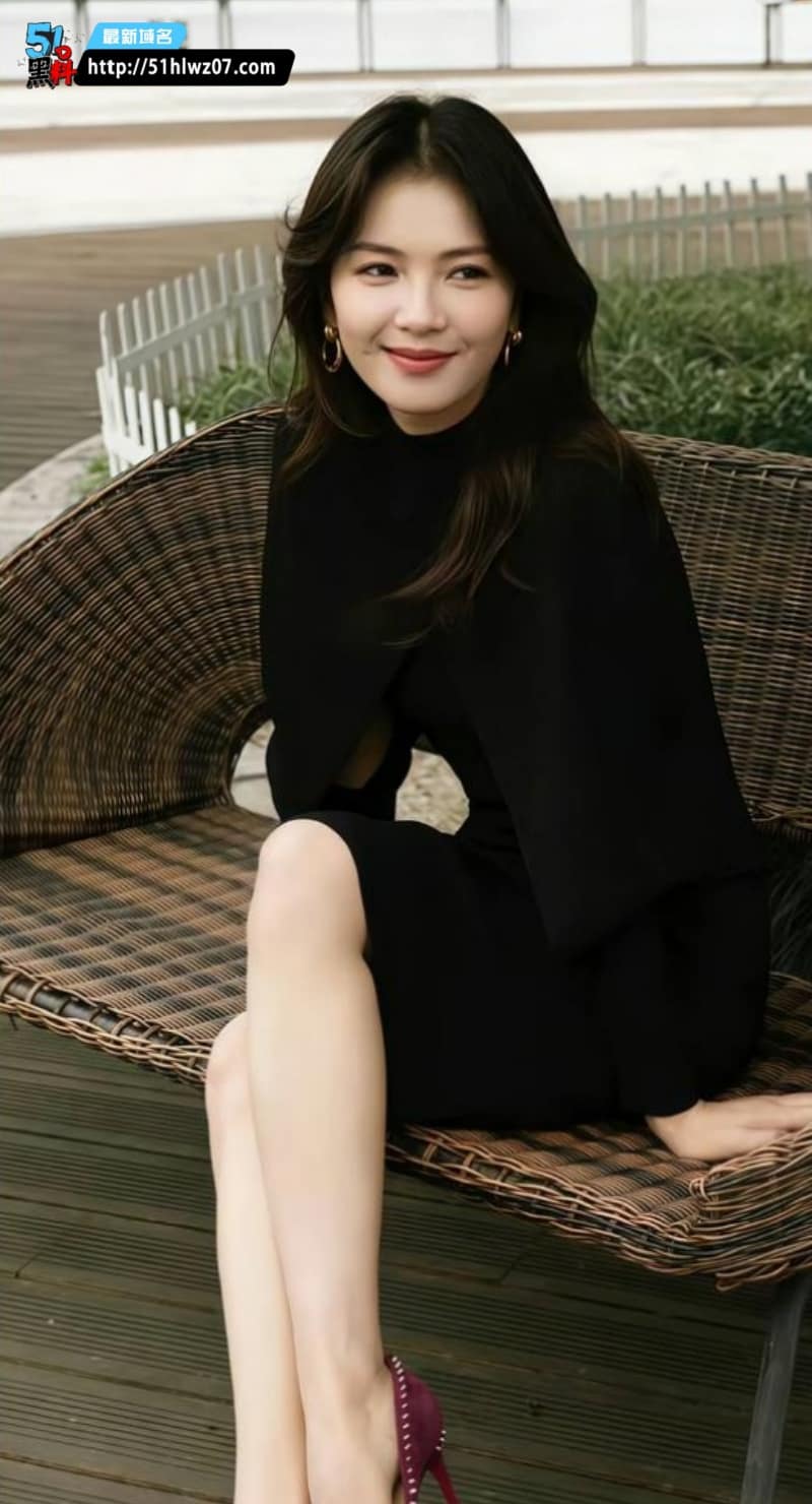 刘涛AI换脸黑丝长腿诱惑，高跟鞋细节把熟女风拉满了