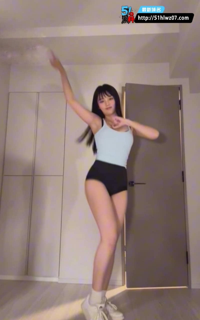 玉米707岁末VIP舞流出，开裆热舞巨乳狂晃反差感太强 推特福利