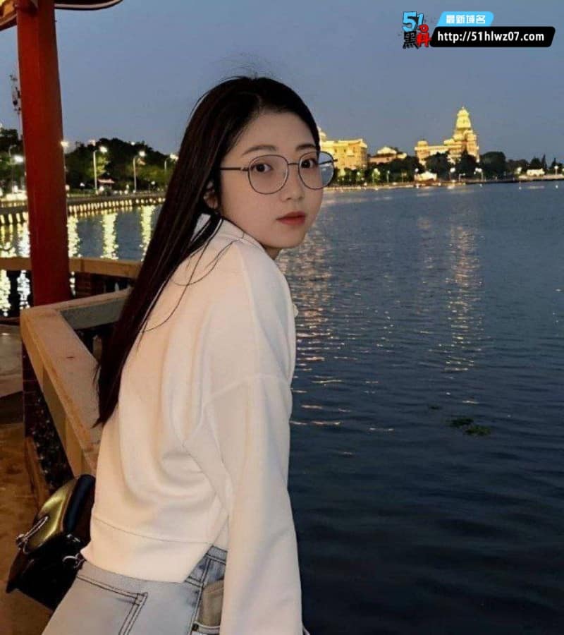 留学生眼镜女神私密视频流出被男友猛操巨乳狂晃细节太顶 白虎
