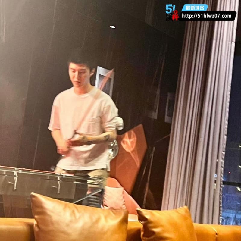 司晓迪爆料睡遍内娱顶流鹿晗醉酒同床吴亦凡舌吻细节太顶 网红