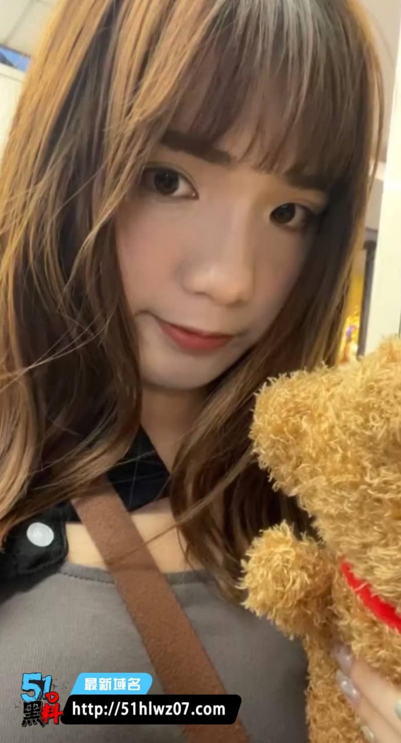 许婼婷看着像乖乖女的微胖金发学妹，私下深喉玩得这么野