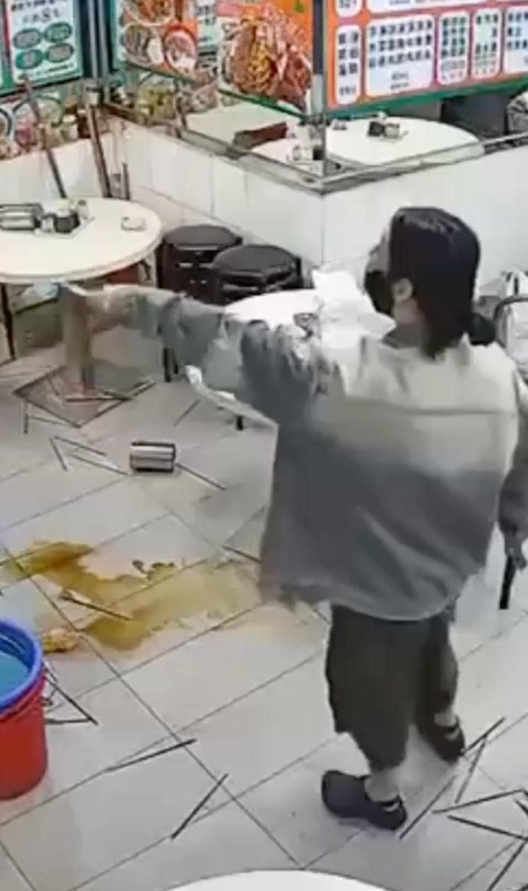 香港上水牛杂店女子手机没电付款失败竟持刀砍警盾被捕 完整视频在线播放