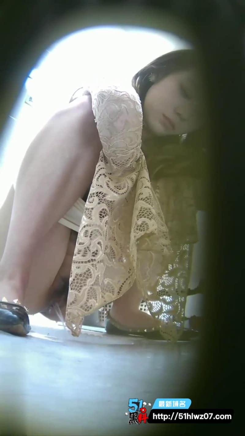 金发白虎厕所偷拍流出，半蹲尿尿轻抚私处细节太勾人 白虎尿尿