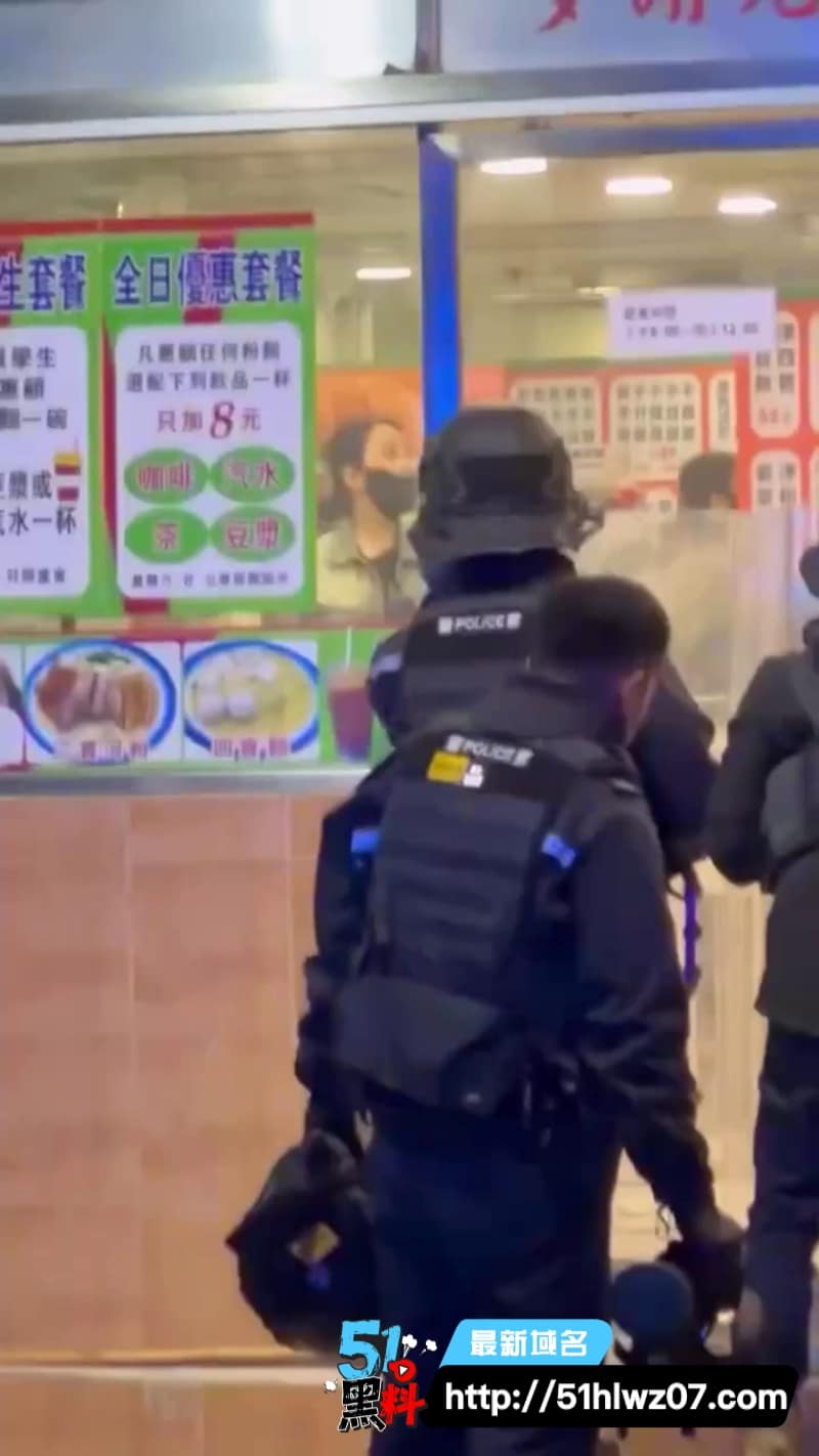 香港上水牛杂店女子手机没电付款失败竟持刀砍警盾被捕