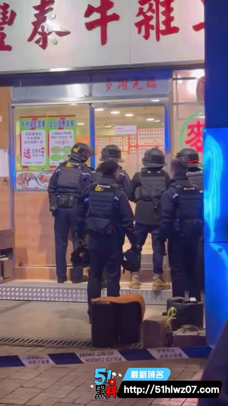 香港上水牛杂店女子手机没电付款失败竟持刀砍警盾被捕 精神紊乱