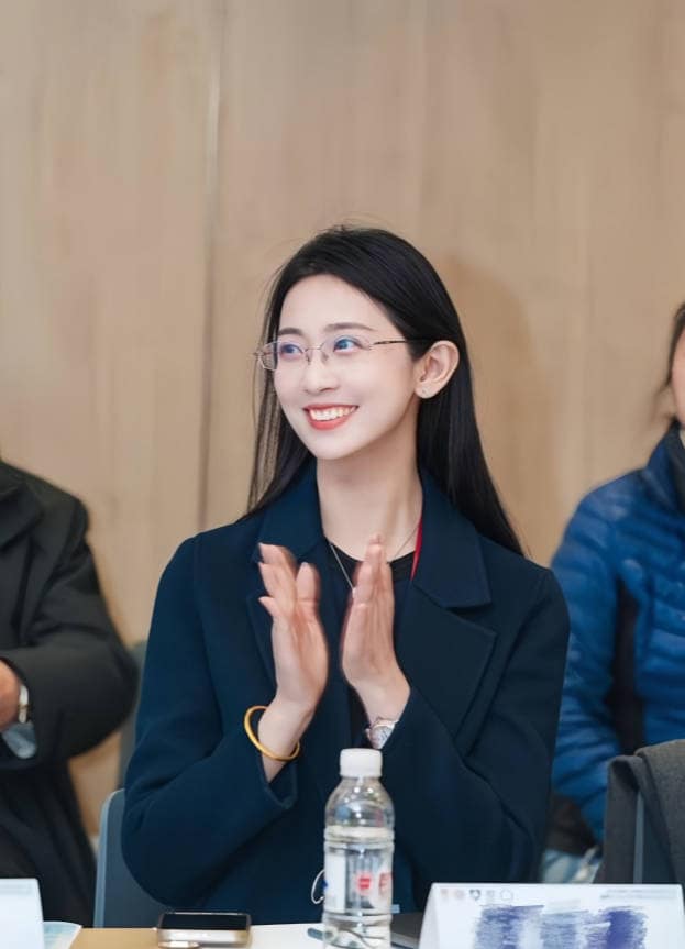 邢娜这反差我真绷不住,上海体育局财务女神私下被灌尿太顶了 完整视频在线播放