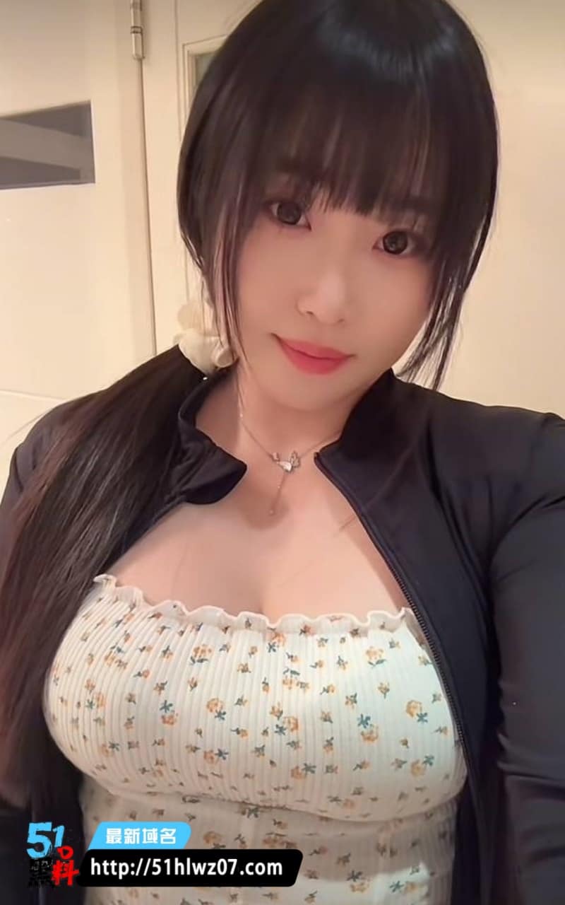 麦辣鸡腿堡新年新作曝光，水蛇腰配肥臀反差太顶 肉感女神