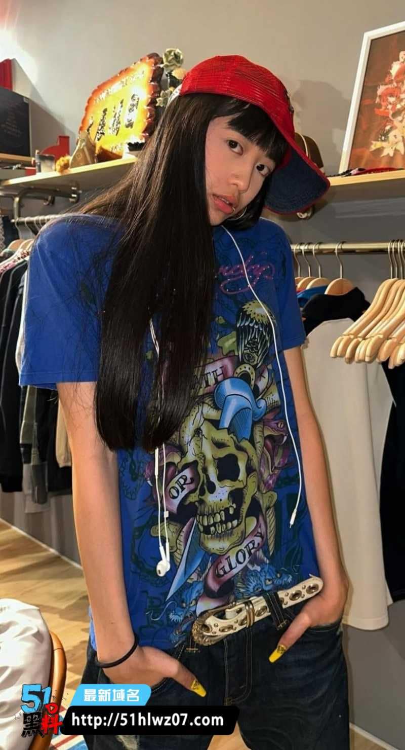 齐刘海网美私密视频流出，巨乳揉捏自慰画面太顶了 网红私密流出