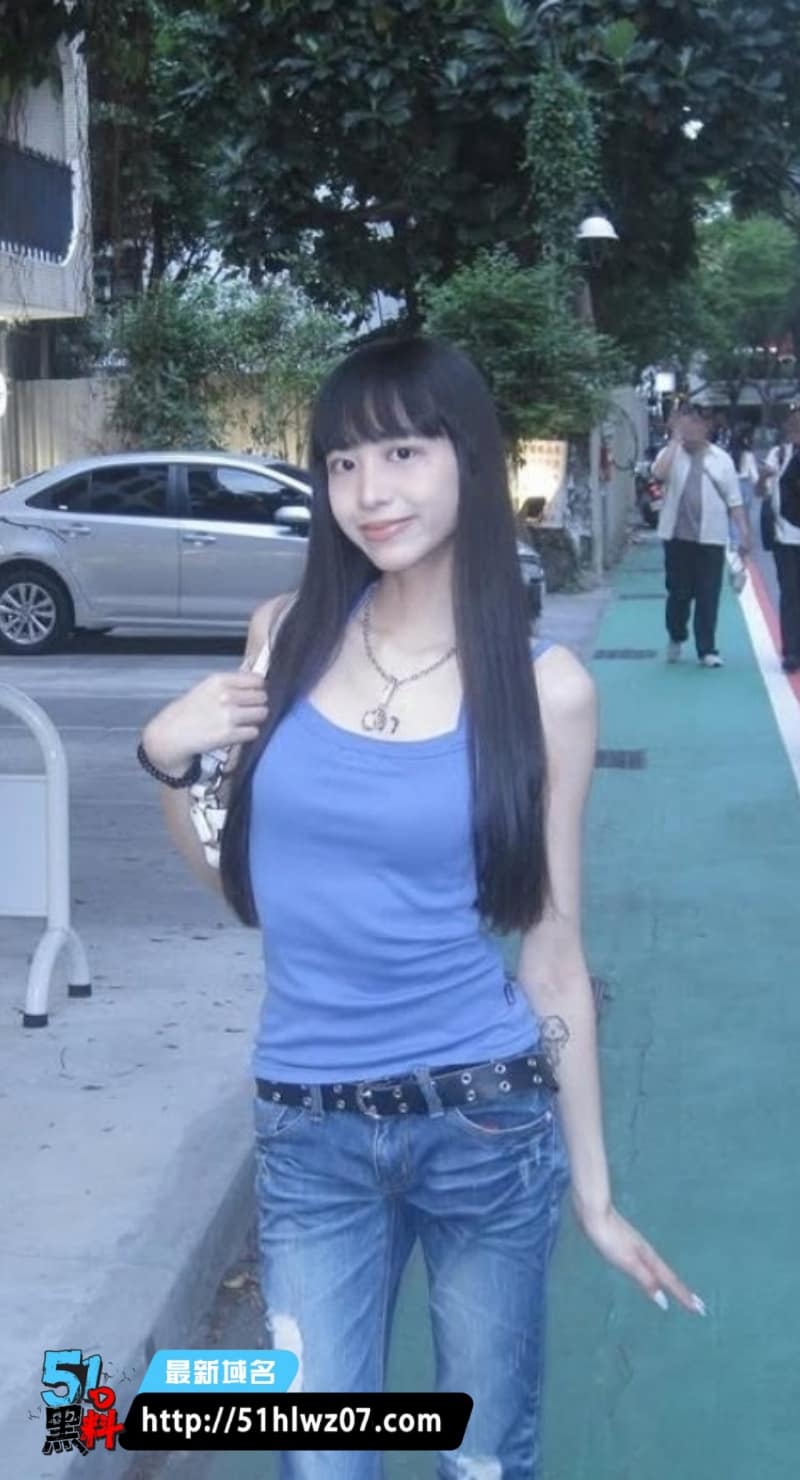 齐刘海网美私密视频流出，巨乳揉捏自慰画面太顶了 爆料