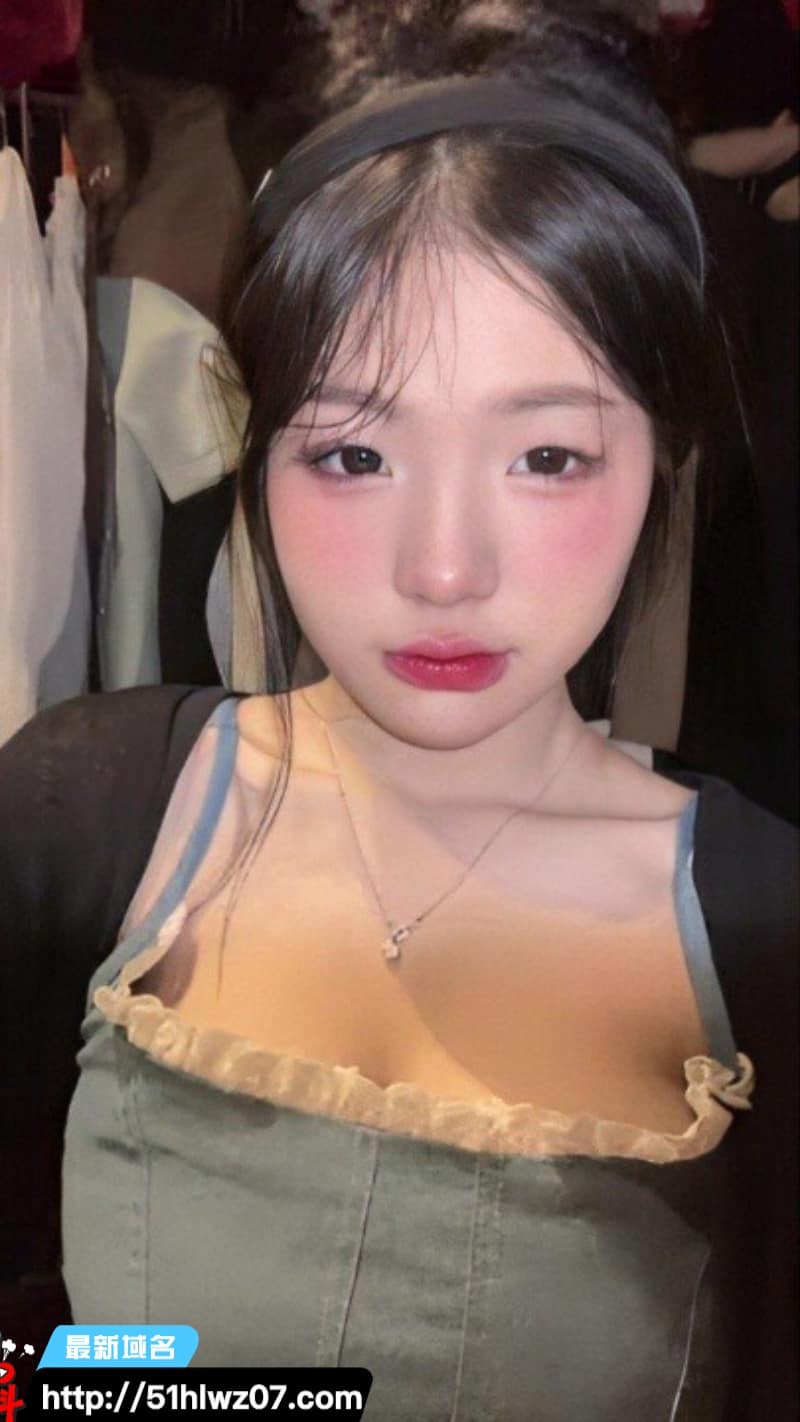 越南TikTok大奶妹私下玩这么野丨清纯邻家脸配雪白巨乳反差太顶 网红