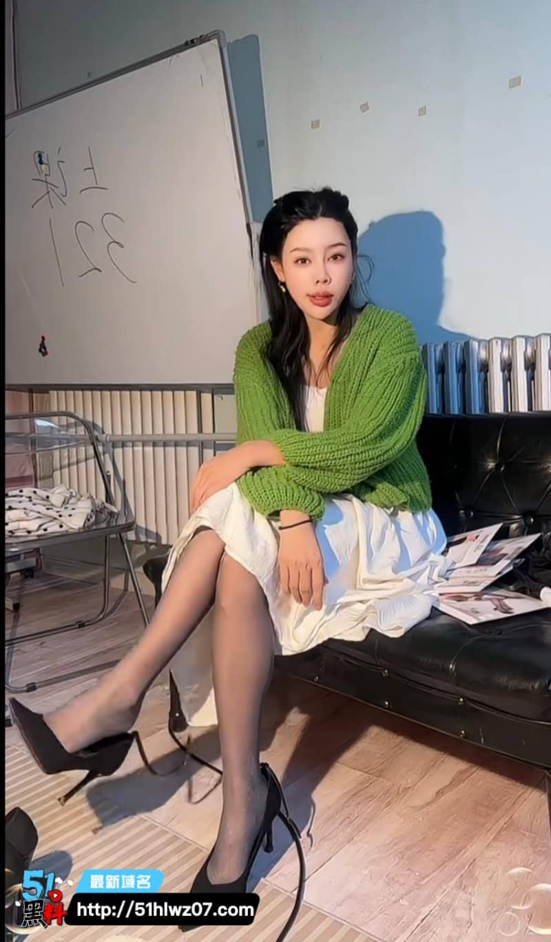 快手岛姐私藏定制视频流出掰开粉嫩小穴浪叫太顶了 岛姐美腿