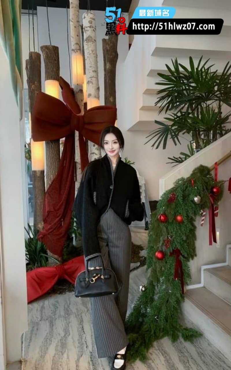 下面有根棒棒糖黑丝女上位骑乘猛摇到喷汁失神太顶了 骑乘高潮