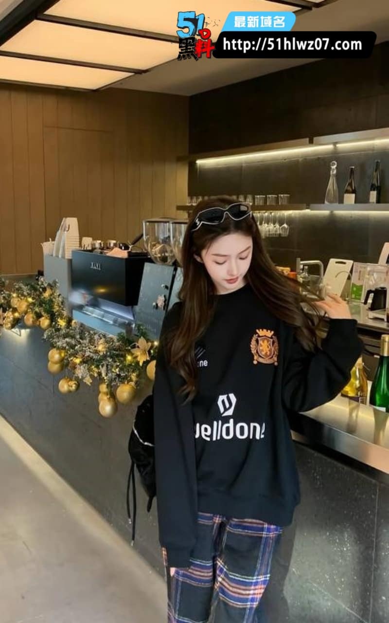 下面有根棒棒糖黑丝女上位骑乘猛摇到喷汁失神太顶了 精品成人视频