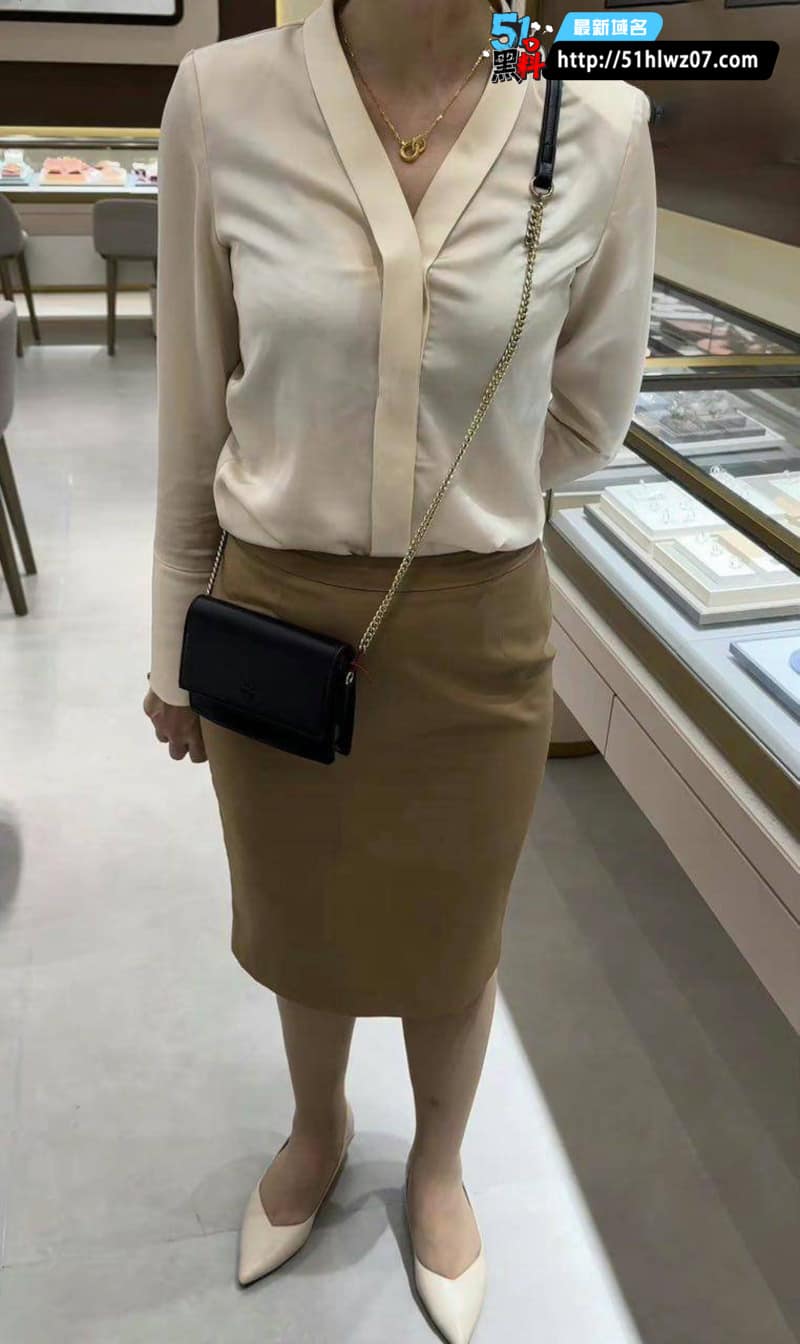 海角社区熟女老妈这波反差绝了，吐槽老爸不行被儿子内射到满足
