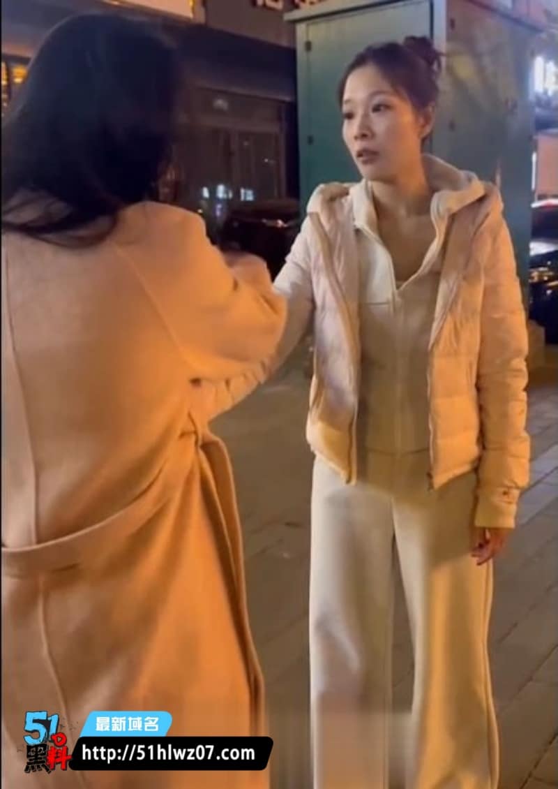 保定新婚人妻带闺蜜街头围堵小三抓发扇耳光激情视频流出太顶 出轨证据视频