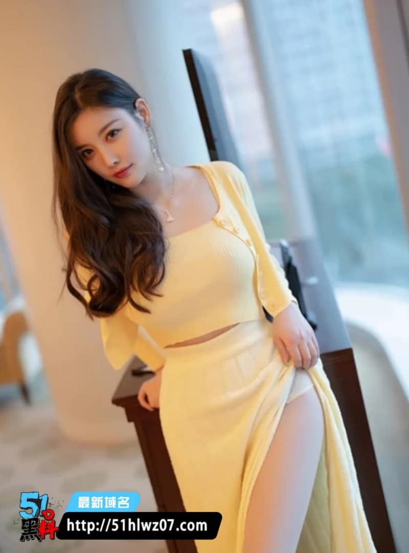 杨晨晨Yome看着甜美无害，私下穿红色丝袜真空玩这么野 推特