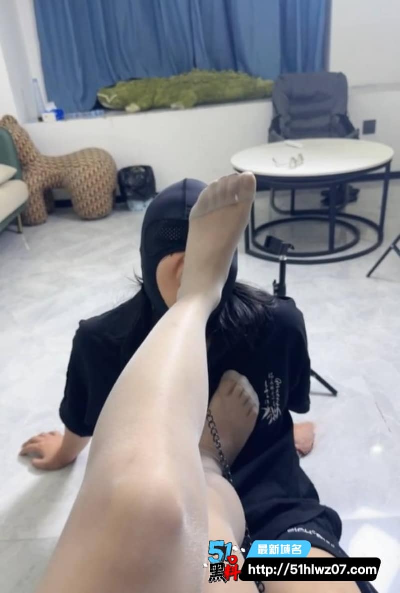 灰丝女大学生被挖掘机开发丨制服眼罩封闭玩法这波反差真顶 灰丝美腿