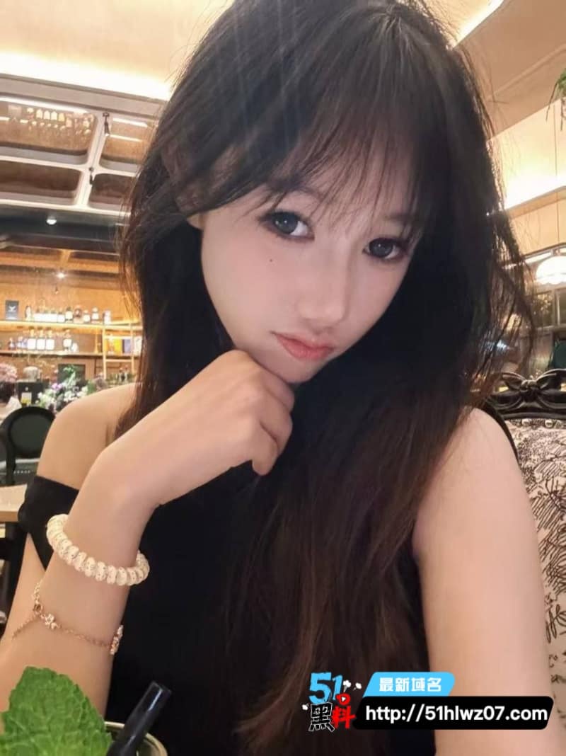 西安赵一菲看着清纯得像白纸，私下被男友调教成乖巧玩物太野了