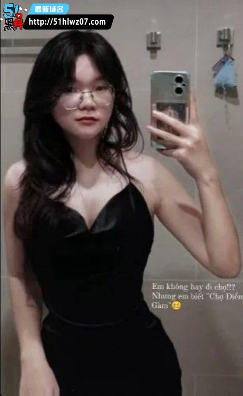 东南亚精神小妹酒店3P，两个大学生模样小伙前后夹击细节太野