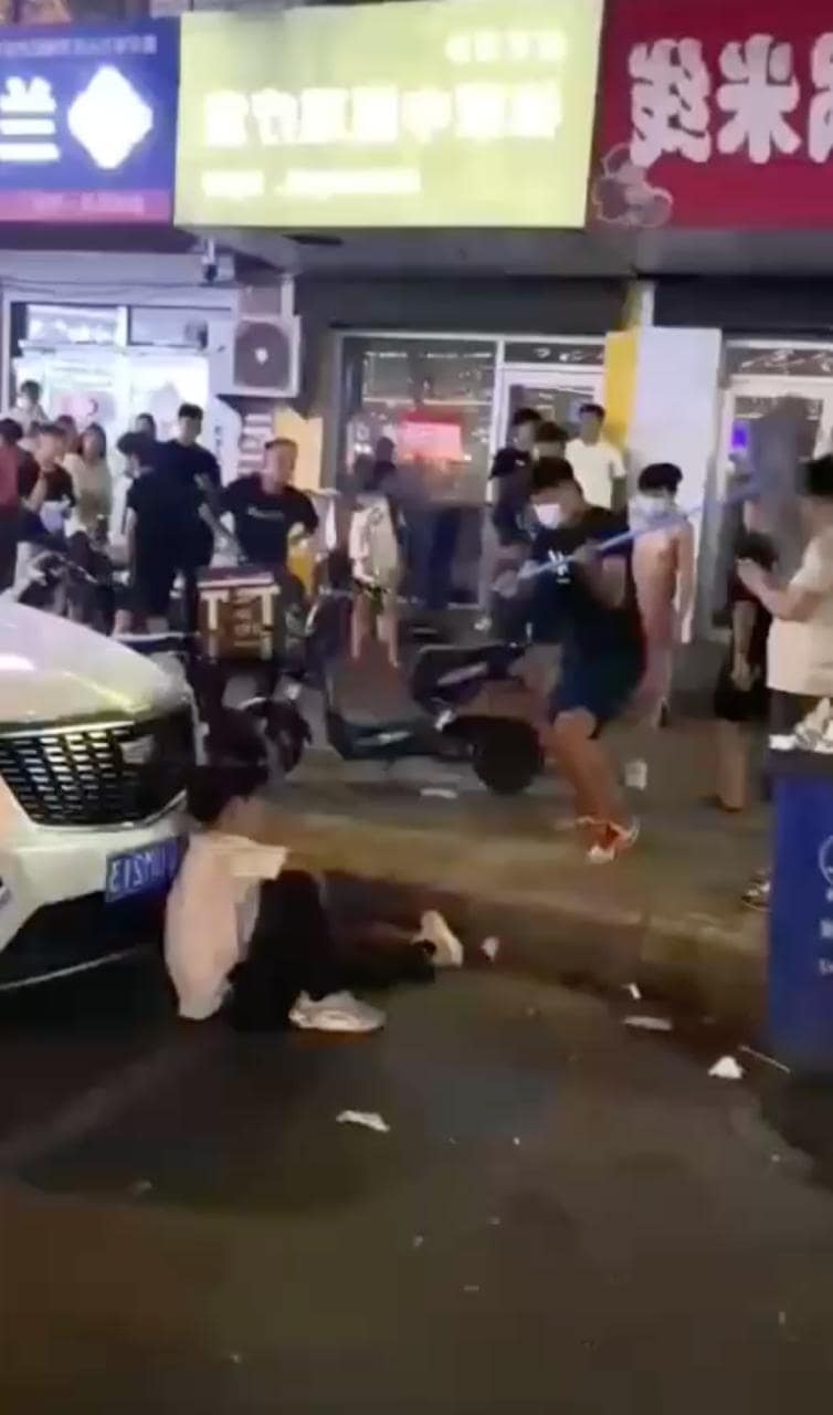 街头暴力冲突这波太狠了,精神小伙抡铁棍砸头直接血溅当场 完整视频在线播放