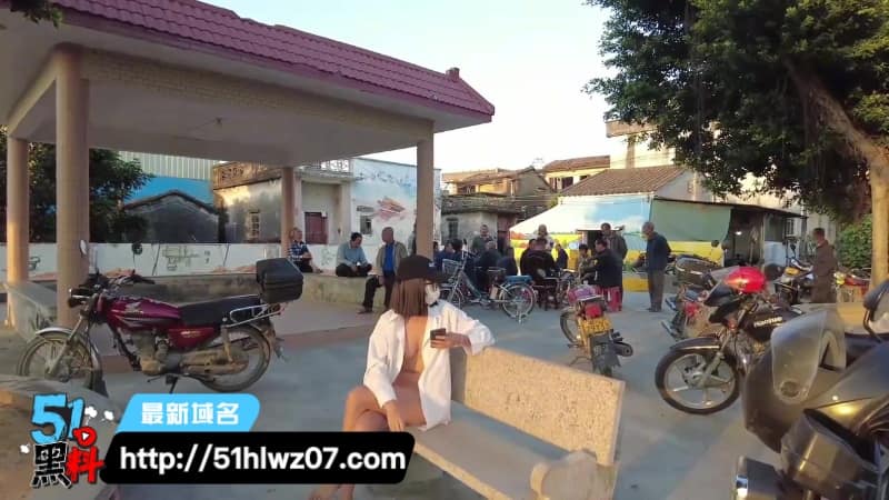 99吃瓜广州江门公园露出实录丨全裸挑逗路人这波尺度真顶 路人挑逗实录