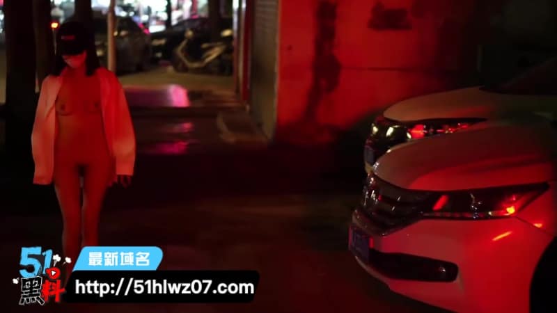 99吃瓜广州江门公园露出实录丨全裸挑逗路人这波尺度真顶 网红