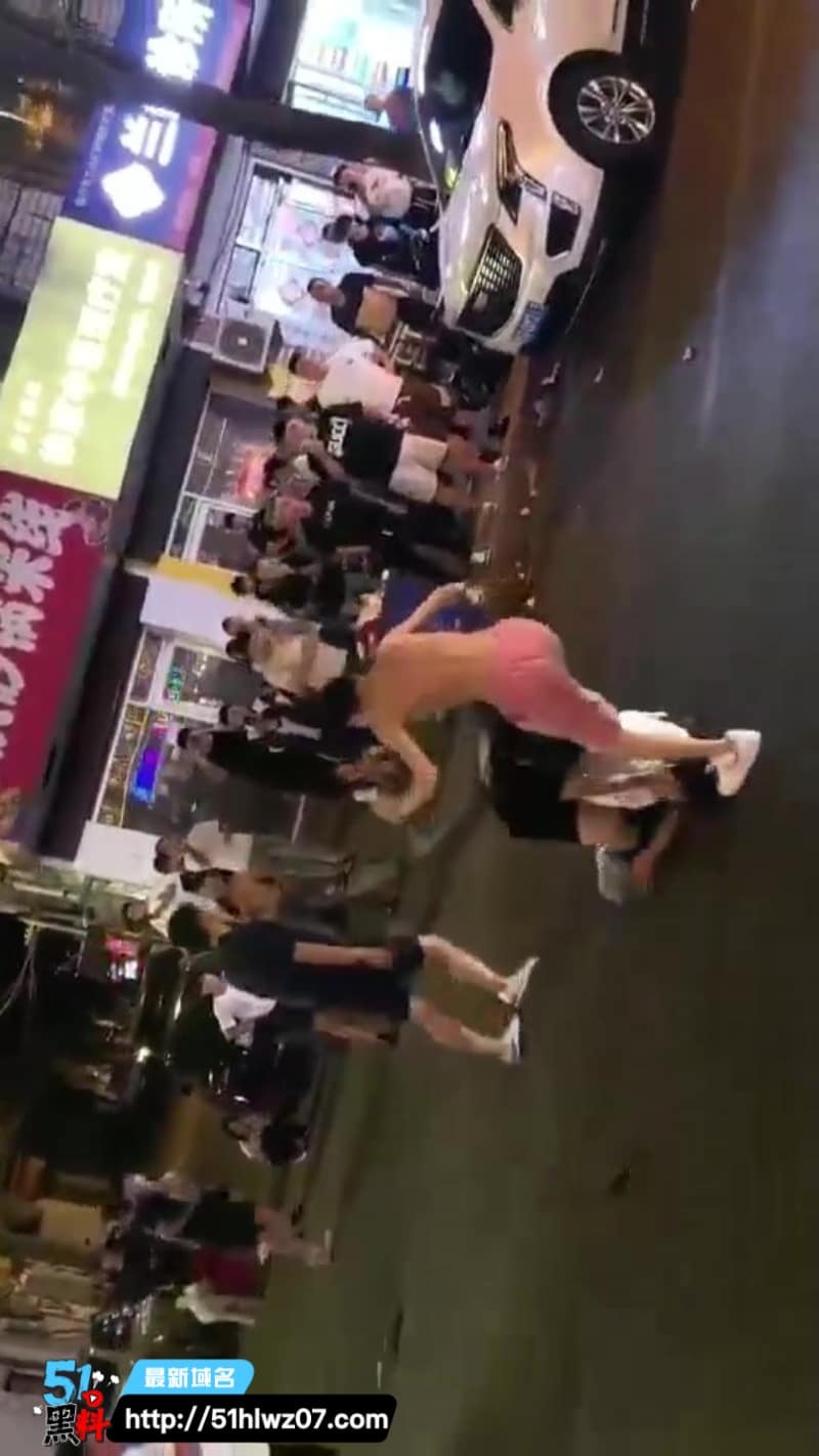 街头暴力冲突这波太狠了，精神小伙抡铁棍砸头直接血溅当场