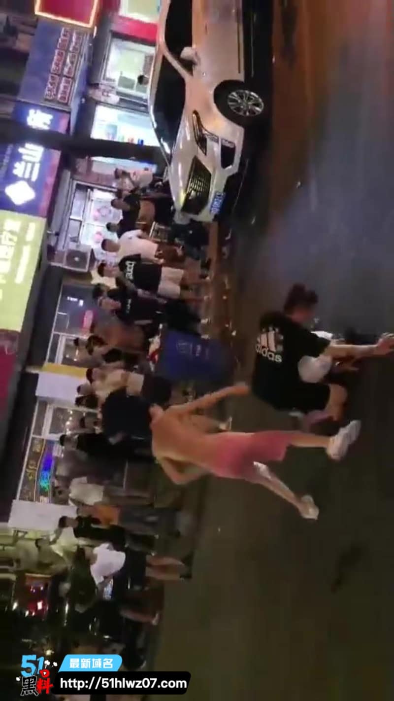 街头暴力冲突这波太狠了，精神小伙抡铁棍砸头直接血溅当场 铁棍砸头视频