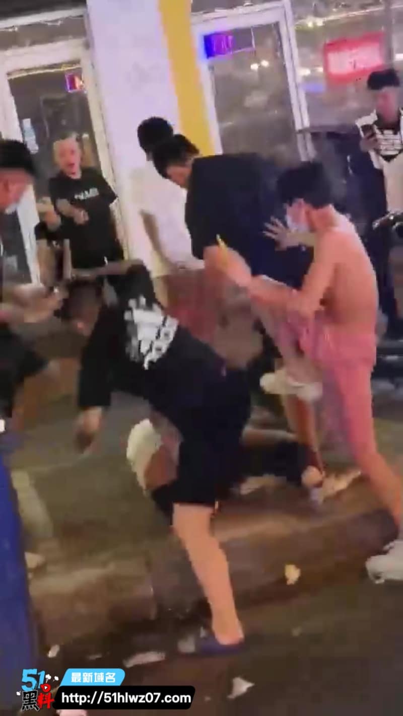 街头暴力冲突这波太狠了，精神小伙抡铁棍砸头直接血溅当场 街头血案