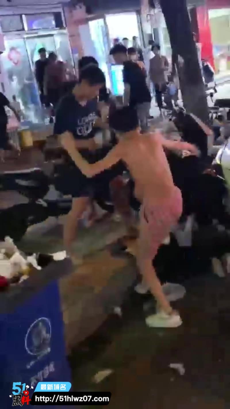 街头暴力冲突这波太狠了，精神小伙抡铁棍砸头直接血溅当场 社会新闻爆料