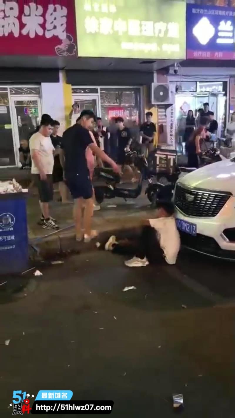 街头暴力冲突这波太狠了，精神小伙抡铁棍砸头直接血溅当场 暴力现场