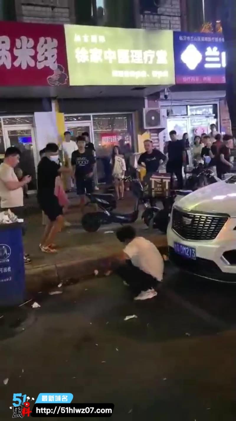 街头暴力冲突这波太狠了，精神小伙抡铁棍砸头直接血溅当场 爆料