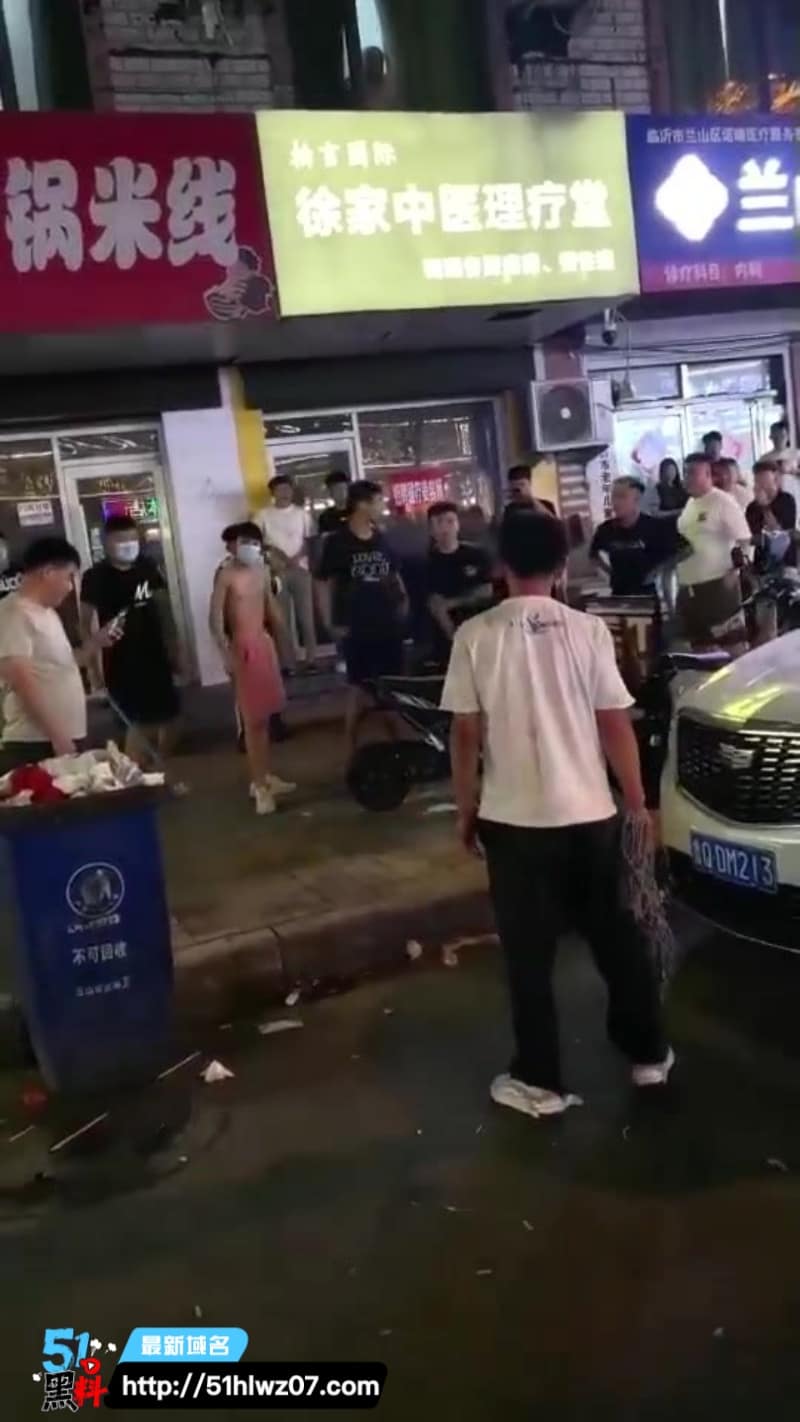 街头暴力冲突这波太狠了，精神小伙抡铁棍砸头直接血溅当场 热搜