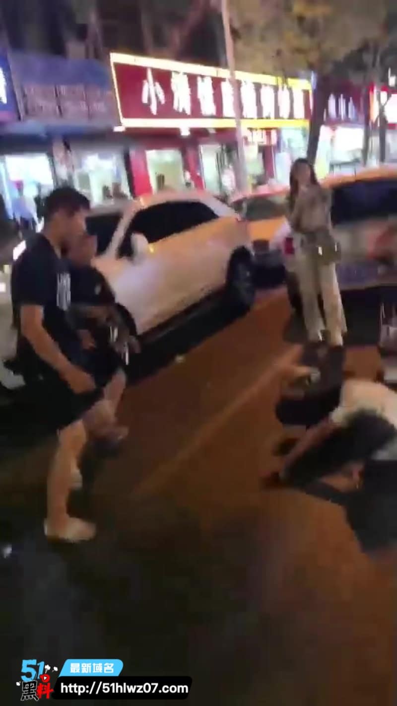 街头暴力冲突这波太狠了，精神小伙抡铁棍砸头直接血溅当场 奇闻