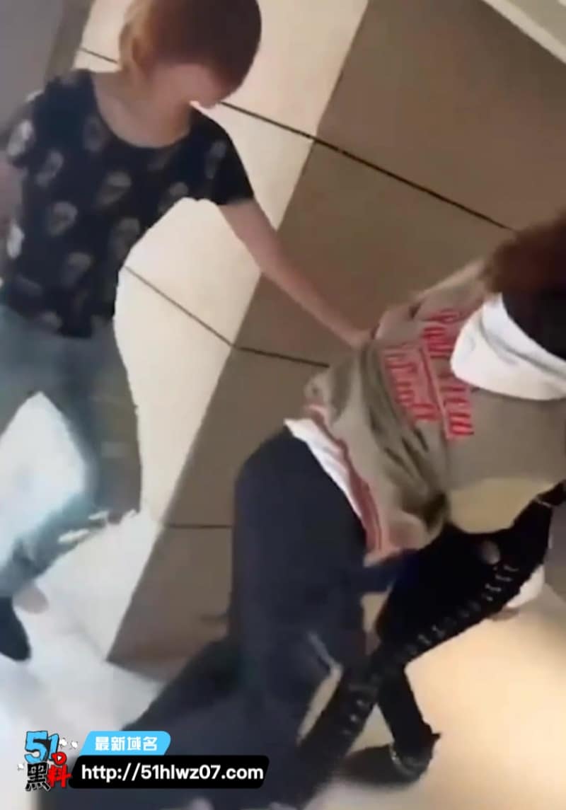 黄毛消防通道被二打一实录曝光丨兄弟反目互殴现场太真实 二打一现场