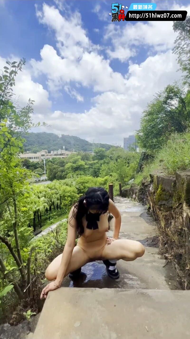贝贝与tonyj餐厅真空露奶爬山全裸野战29分钟视频太顶了 网红